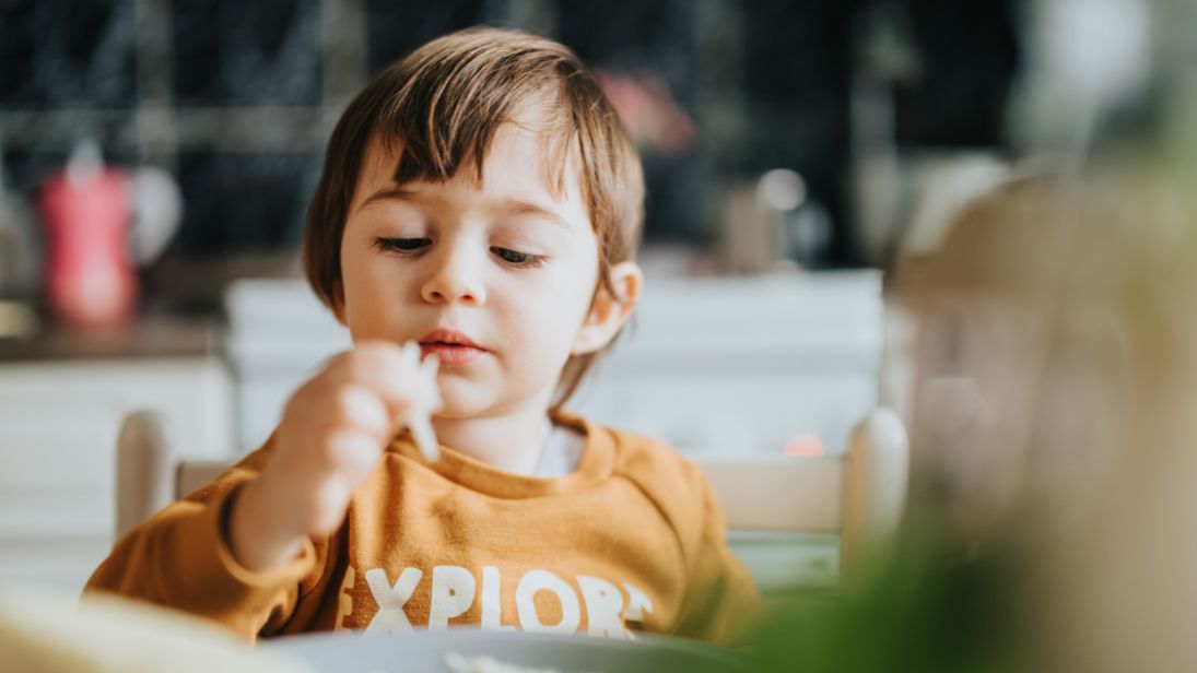 Schon kleine Mengen können bei Unverträglichkeiten eine Rolle spielen – umso wichtiger ist ein achtsamer Umgang mit Lebensmitteln im Familienalltag. © qunica.com/Adobe Stock